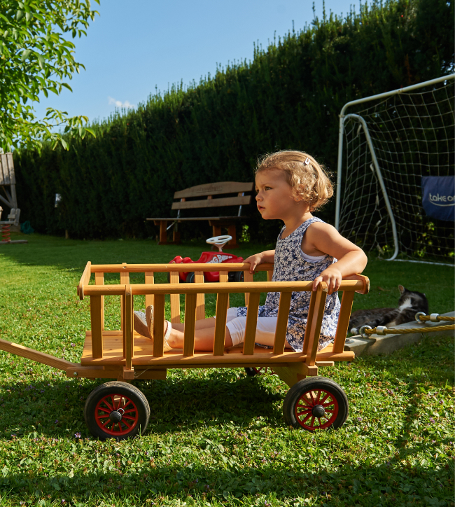 Kind am Spielplatz am Bauernhof in Eben