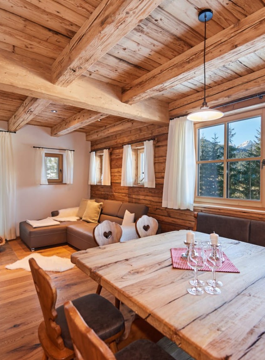 Wohnbereich mit Tisch