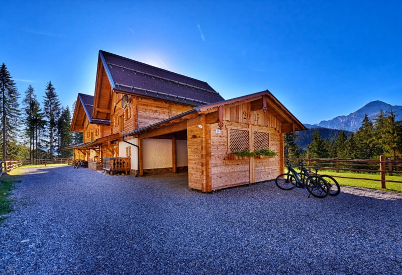 Zufahrt zu den Chalets. 2 E-Bikes stehen zum Verleih zur Verfügung.