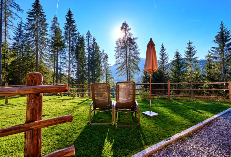 Liegestühle mit Blick ins Tal