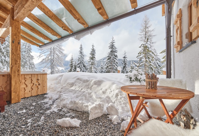 Die Terrasse lädt auch im Winter zum Draußensitzen ein. Warm einpacken!