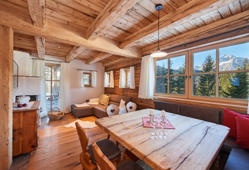 Wohnbereich mit Kamin und Couch