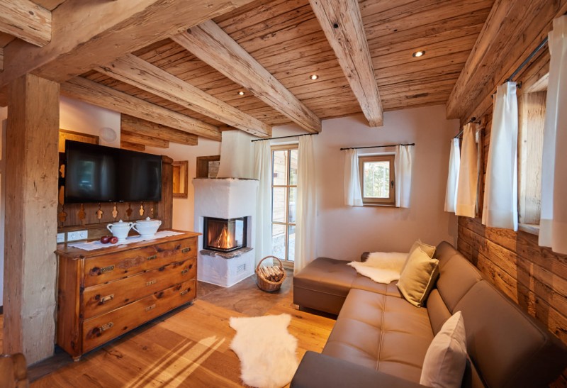 Wohnbereich mit TV, Kamin (Feuerholz stellen wir zur Verfügung) und Tür zur großen Terrasse