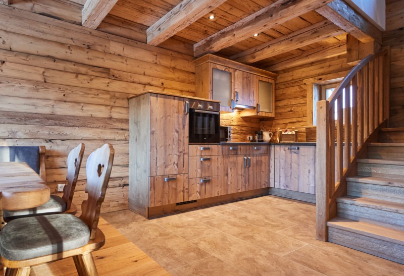 Die Küche ist voll ausgestattet.