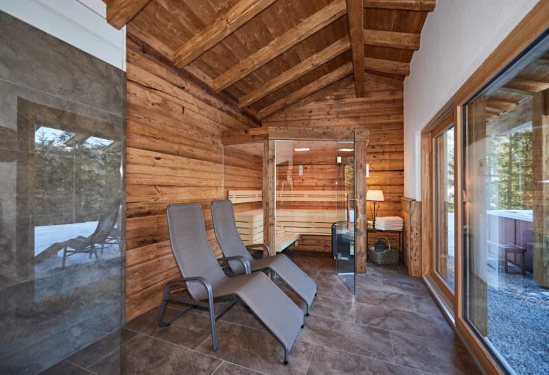 Wellnessbereich mit Sauna und Liegen