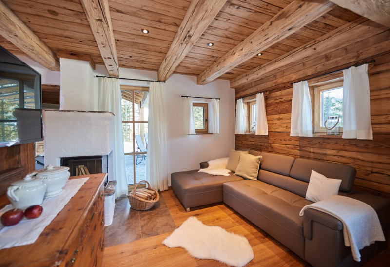 Gemütlich entspannen auf der Couch im Chalet