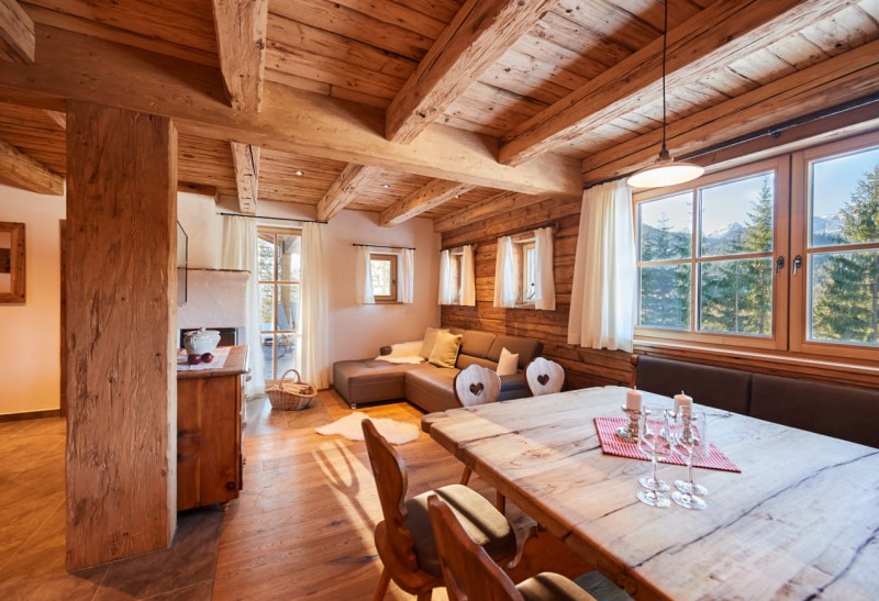 Esstisch und Wohnbereich