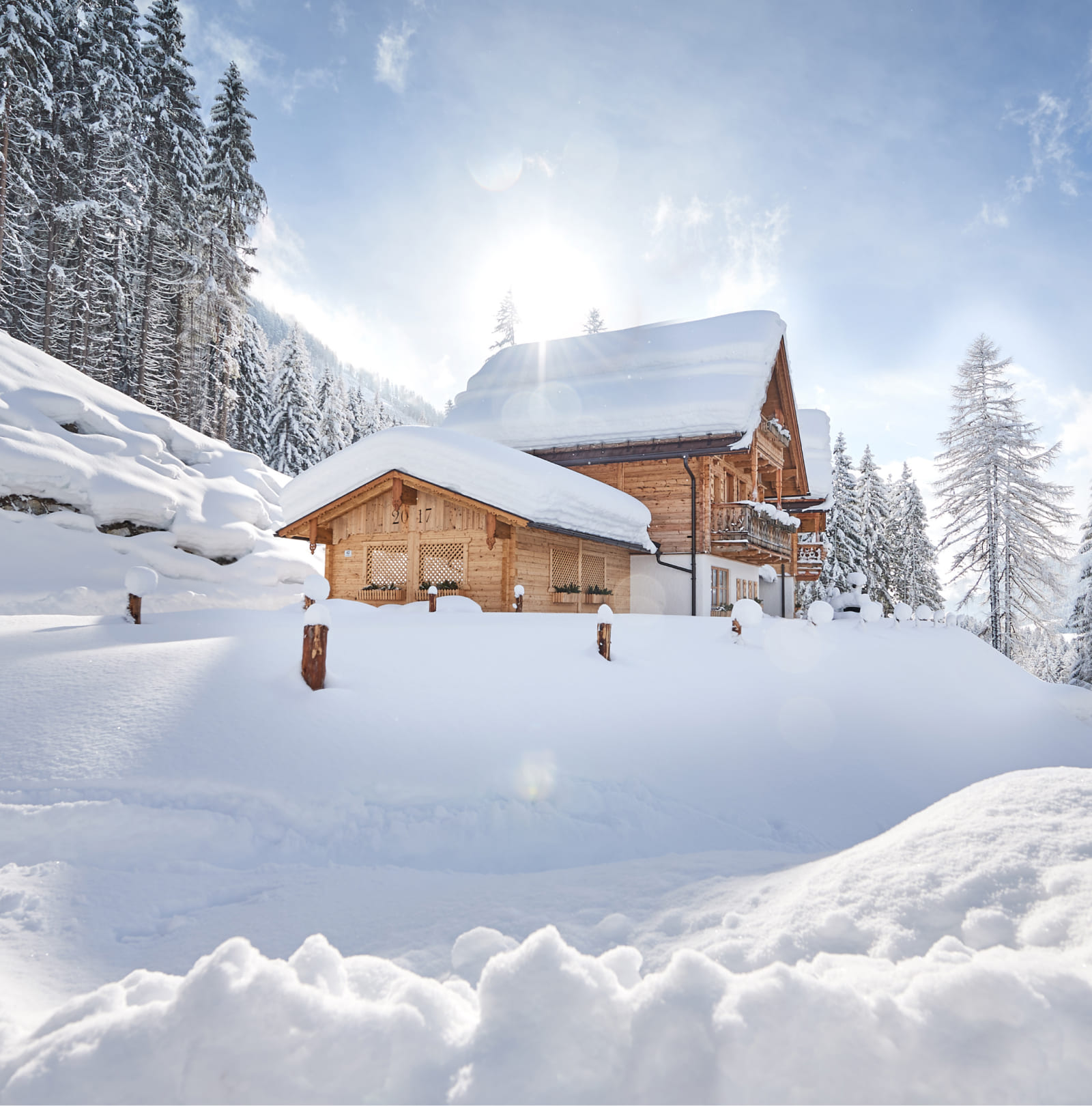 Chalets im tief verschneiten Winterwald im schönen St. Martin am Tennengebirge in Österreich