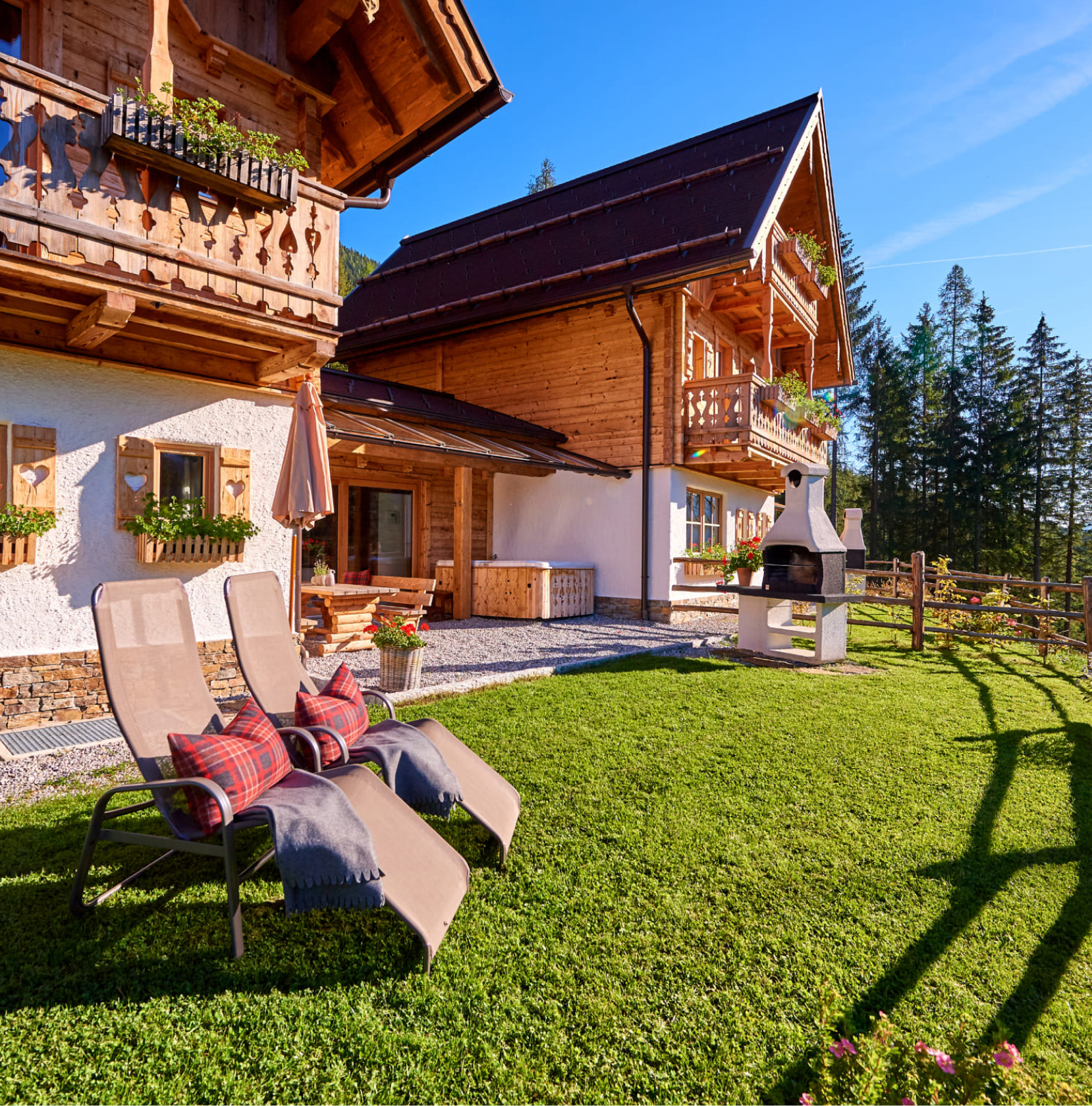 Liegestühle vor den Chalets Almidylle Piredt in St. Martin am Tennengebirge