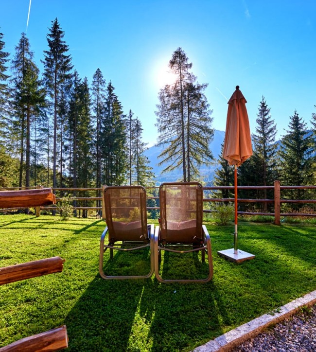 Liegestühle in der Wiese