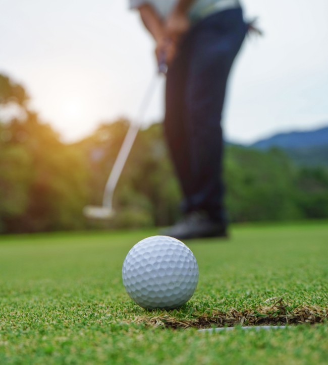 Golfen im Sommerurlaub © Shutterstock.com