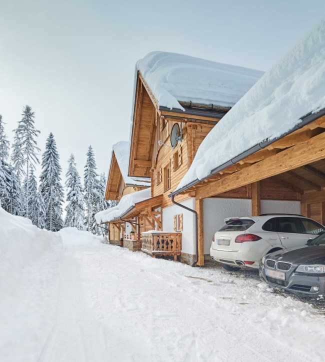 Garagen und geräumter Weg