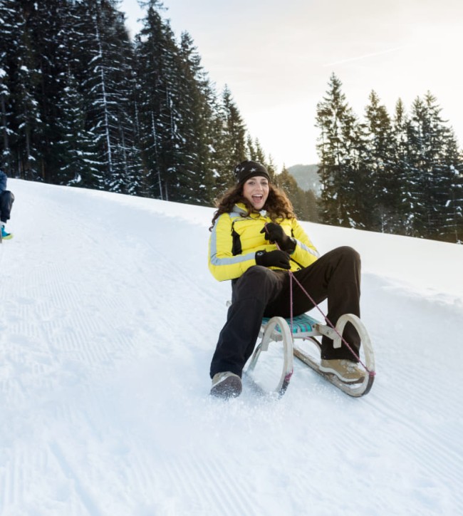 Lustige Rodelpartie im Winterurlaub in St. Martin am Tennengebirge © Bernhard R. Moser Photography | Tourismusverband St. Martin