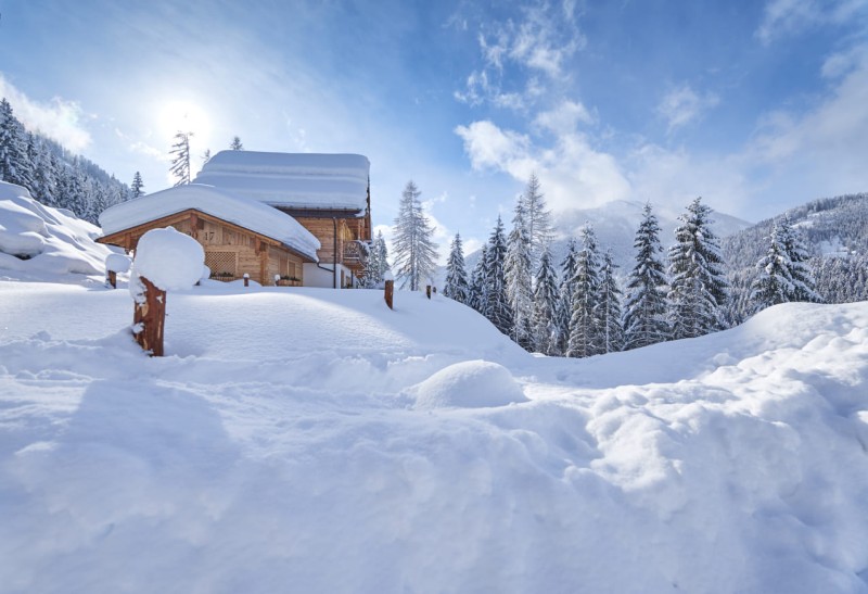 Tief verschneit liegen unsere Chalets im Winter